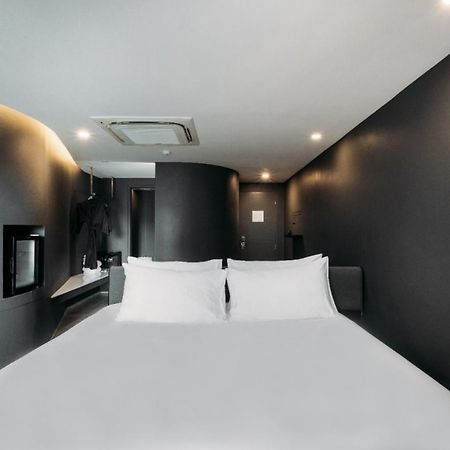 Hotel Tide Phuket Beachfront Exterior photo