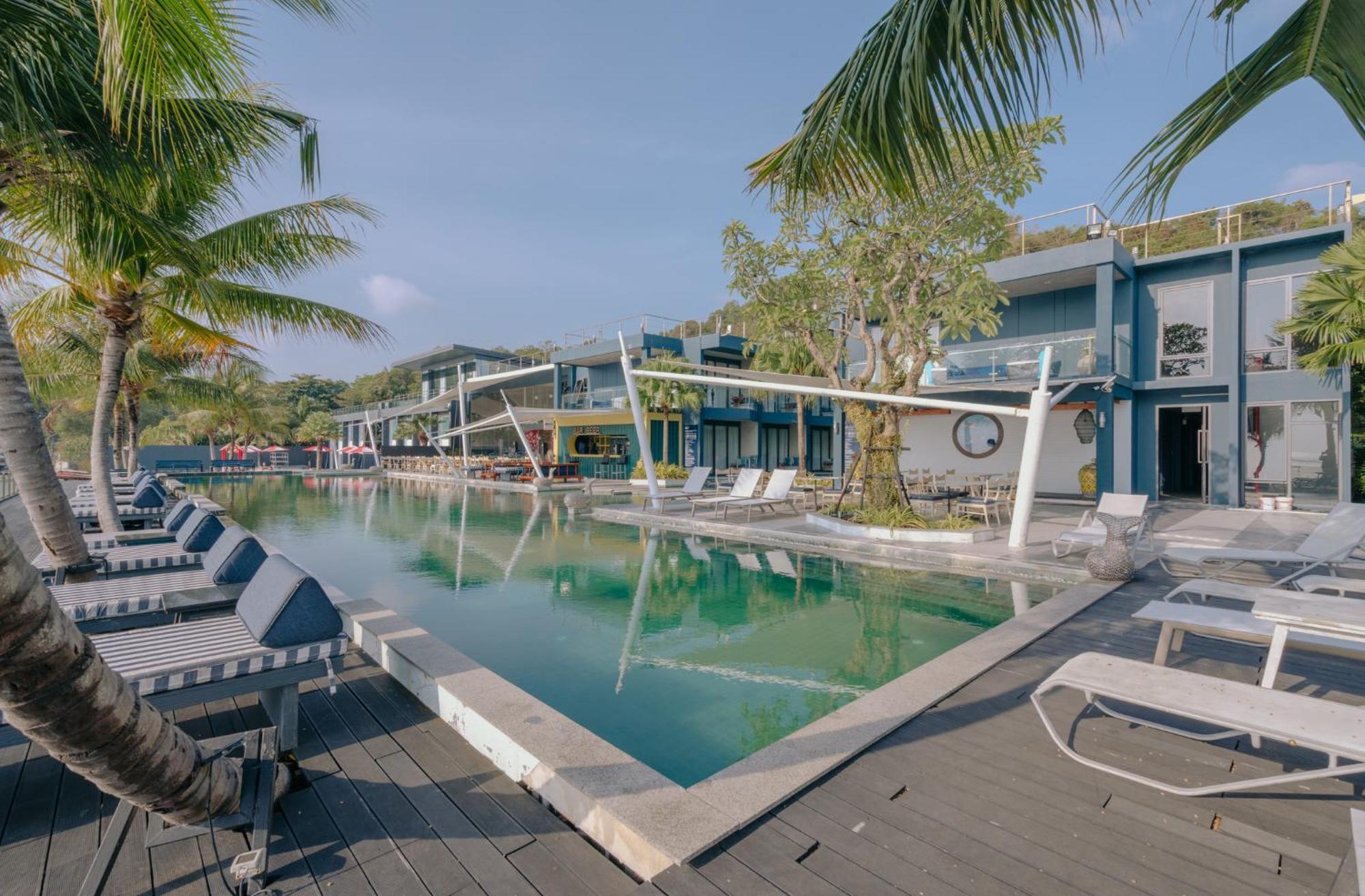 Hotel Tide Phuket Beachfront Exterior photo The swimming pool at the resort
