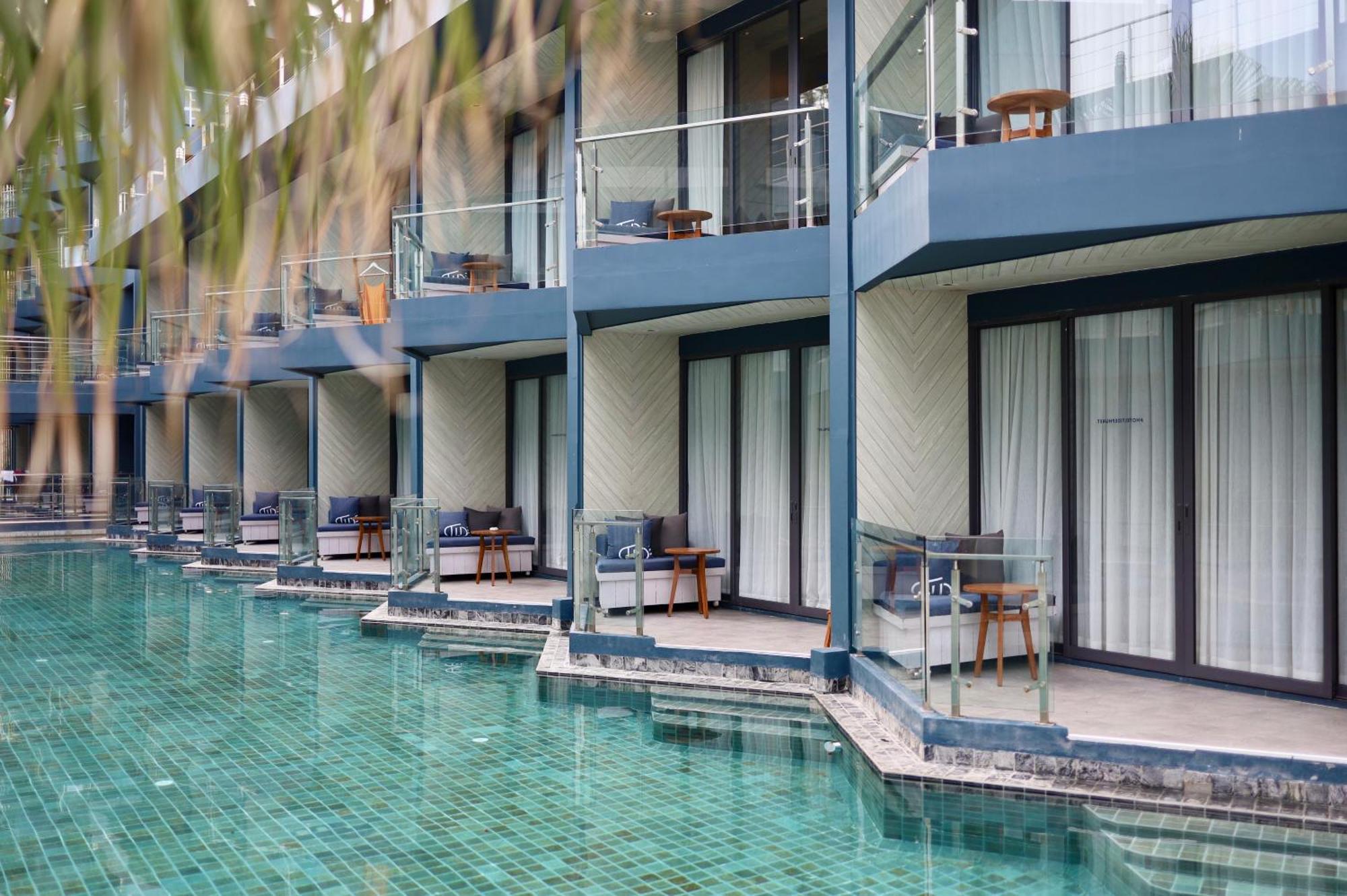 Hotel Tide Phuket Beachfront Exterior photo The swimming pool at the hotel