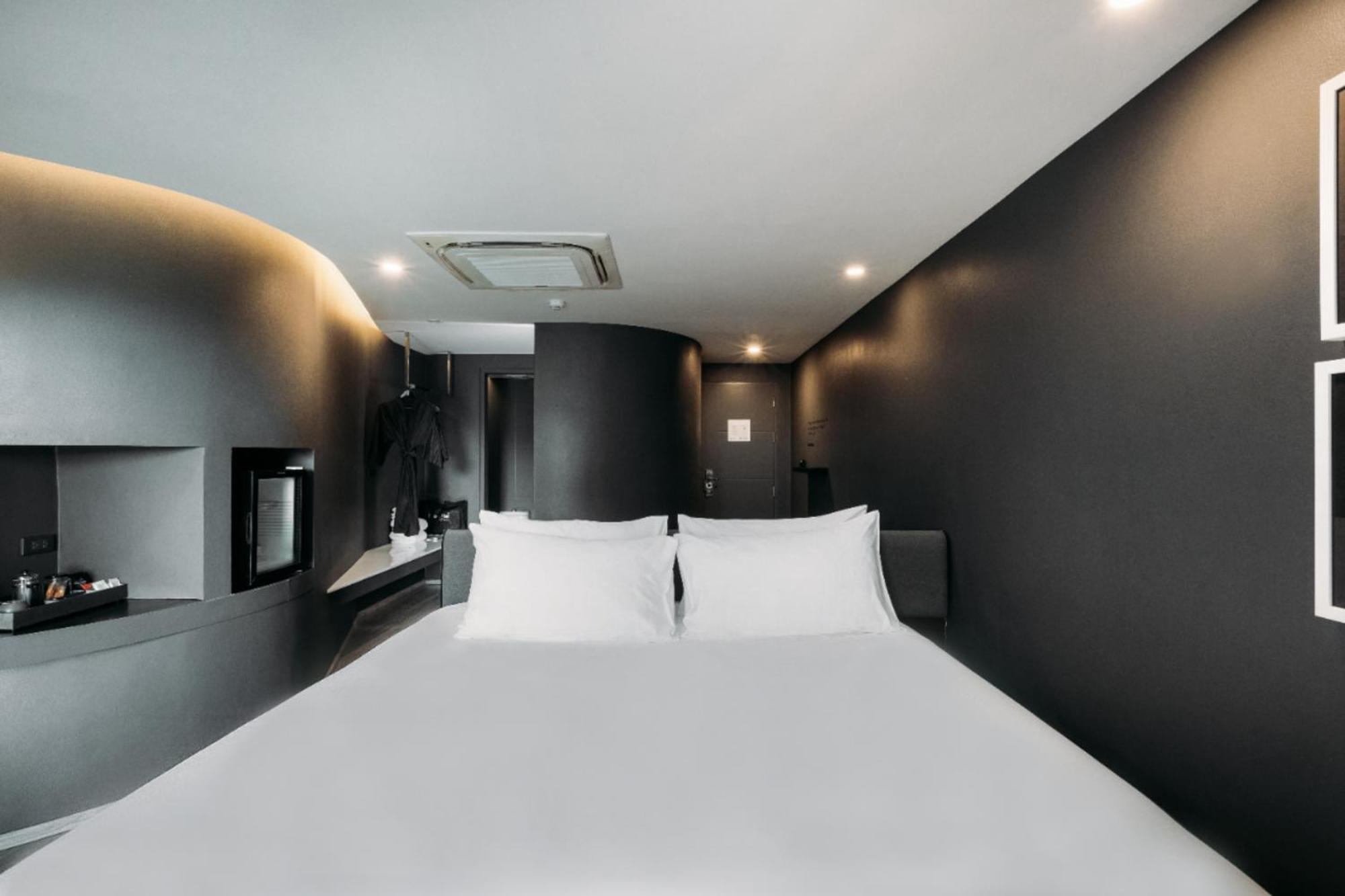 Hotel Tide Phuket Beachfront Exterior photo